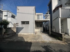 澄み渡る空の下、穏やかな時間が流れる住まい。シンプルな外観が周囲の環境に調和し、心地よい暮らしへの期待感を抱かせます
 