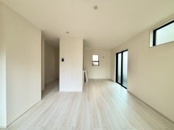 家族団欒のリビング。陽光差し込む食卓には家族の会話とスマイルが溢れます。いつまでもここで食卓を囲みたくなる、そう感じさせてくれるスペース。
