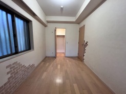 ゆとりの6.5帖ある寝室、陽光が入りやすく朝の目覚めも気持ち良く起こしてくれます。
