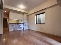 家族団欒のリビング。陽光差し込む食卓には家族の会話とスマイルが溢れます。いつまでもここで食卓を囲みたくなる、そう感じさせてくれるスペース。
