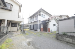 前面道路は通り抜けができないため、交通量が少なく静かな住環境です。
