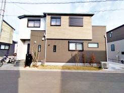 戸建てが立ち並ぶ静かな住宅街。四季折々の移り変わりを感じながら自然と楽しみ、暮らす、そんな毎日を日々の中で感じられる住環境
