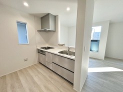 家族団欒のリビング。陽光差し込む食卓には家族の会話とスマイルが溢れます。いつまでもここで食卓を囲みたくなる、そう感じさせてくれるスペース。
