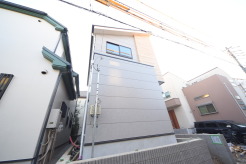 戸建てが立ち並ぶ静かな住宅街。四季折々の移り変わりを感じながら自然と楽しみ、暮らす、そんな毎日を日々の中で感じられる住環境
