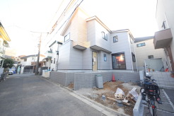 5m幅員の道路に面しておりお車の運転が苦手な方でも安心して出入りいただけます。
