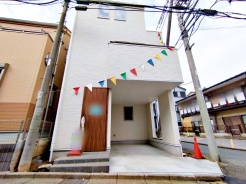 戸建てが立ち並ぶ静かな住宅街。四季折々の移り変わりを感じながら自然と楽しみ、暮らす、そんな毎日を日々の中で感じられる住環境
