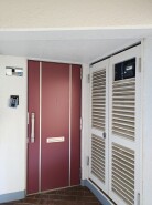 ダブルロック仕様のキレイな玄関ドア。