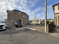 南道路に面しており日中もたくさんの陽が入ります。風通りや周辺環境など実際に現地にてご確認ください。
