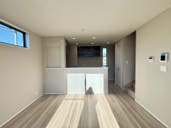 家族団欒のリビング。陽光差し込む食卓には家族の会話とスマイルが溢れます。いつまでもここで食卓を囲みたくなる、そう感じさせてくれるスペース。
