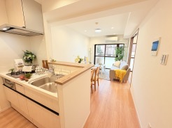 家族や友人、両親、親戚とこれから沢山の時間を紡ぐのだろう。そこを彩るのは窓から見える青い空、心地よい緑。そんなイメージが膨らむリビングスペース。
