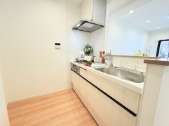 家族が一番集まる場所だから広々としつつも素敵な空間であって欲しい。皆がくつろぐリビングからキッチンまでが一つに繋がる空間。
