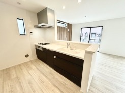 家族団欒のリビング。陽光差し込む食卓には家族の会話とスマイルが溢れます。いつまでもここで食卓を囲みたくなる、そう感じさせてくれるスペース。
