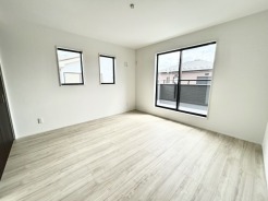 どんな家具にでも相性が良い清潔感ある白色調のクロスを採用。主張しすぎない配色、耐久性にも優れた床材は日々のメンテナンスも楽に、快適に過ごして頂けるよう考えられています。
