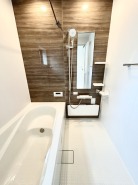 一緒にお風呂に入っている子供達の声がリビングまで聞こえてきそうな広々とした１坪バス
