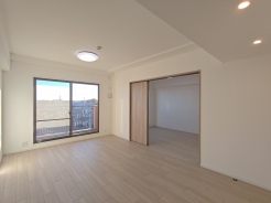 【ＬＤＫ／約10.1帖】
隣の洋室と合わせて使えば、16帖以上の広々空間に！