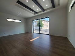 家族団欒のリビング。陽光差し込む食卓には家族の会話とスマイルが溢れます。いつまでもここで食卓を囲みたくなる、そう感じさせてくれるスペース。
