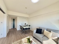 家族が一番集まる場所だから広々としつつも素敵な空間であって欲しい。皆がくつろぐリビングからキッチンまでが一つに繋がる空間。
