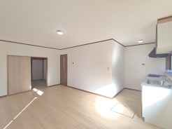 【ＬＤＫ】
家族団欒のリビング。陽光差し込む食卓には家族の会話とスマイルが溢れます。
いつまでもここで食卓を囲みたくなる、そう感じさせてくれるスペース。
