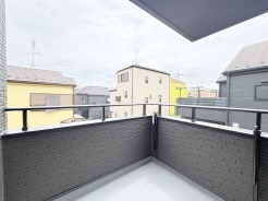 プライバシーを確保しやすい広々としたインナーバルコニー。雨天時でも洗濯物が濡れることなく安心です。