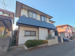 戸建てが立ち並ぶ静かな住宅街。
四季折々の移り変わりを感じながら自然と楽しみ、暮らす、そんな毎日を日々の中で感じられる住環境。