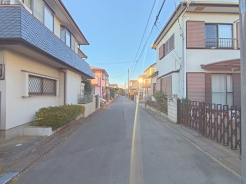 前面道路は周辺住民以外の交通がほぼ無く、静かで安全な住環境が保たれやすい立地です。