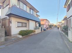 前面道路の幅員は約５ｍ。窮屈感のない街並みです。