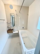 一緒にお風呂に入っている子供達の声がリビングまで聞こえてきそうな広々とした1坪バス