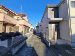 セカンドカーや来客時にも便利なカースペース3台分ございます。
五感で感じる、現地でしかわからない事も沢山ございます。周辺環境なども一緒にご案内いたしますのでお気軽にお問合せください。
