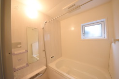 一緒にお風呂に入っている子供達の声がリビングまで聞こえてきそうな広々とした１坪バス
