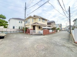 5m幅員の道路に面しておりお車の運転が苦手な方でも安心して出入りいただけます。
