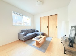 家族団欒のリビング。陽光差し込む食卓には家族の会話とスマイルが溢れます。いつまでもここで食卓を囲みたくなる、そう感じさせてくれるスペース。
