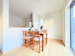 夕食の時間。家族、友人、両親、親戚との会話がより料理を美味しくしてくれる。あっという間に時間が過ぎてしまう居心地の良さは、普段はほっとする空間としてここにあります。
