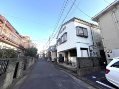 戸建てが立ち並ぶ静かな住宅街。四季折々の移り変わりを感じながら自然と楽しみ、暮らす、そんな毎日を日々の中で感じられる住環境
