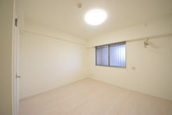 今からここを誰のお部屋にしようか、そんな洋室。大きさは8帖です。
