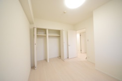 今からここを誰のお部屋にしようか、そんな洋室。大きさは6.0帖
広々収納で、仕事着、普段着をまとめて収納できます。
です。
