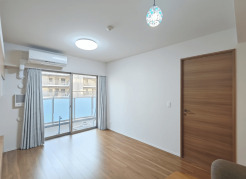 【ＬＤＫ／約10.4帖】
家族や友人、両親、親戚とこれから沢山の時間を紡ぐのだろう。
そこを彩るのは窓から見える青い空、心地よい緑。そんなイメージが膨らむリビングスペース。
