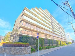 西武池袋線「ひばりが丘」駅から徒歩８分。
周囲には商業施設多数で大変便利な立地です！