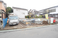 戸建てが立ち並ぶ静かな住宅街。四季折々の移り変わりを感じながら自然と楽しみ、暮らす、そんな毎日を日々の中で感じられる住環境
