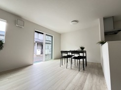 家族や友人、両親、親戚とこれから沢山の時間を紡ぐのだろう。そこを彩るのは窓から見える青い空、心地よい緑。そんなイメージが膨らむリビングスペース。
