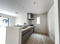 リビングにいる家族の顔が見渡せるカウンターキッチン。お料理もより一層おいしく、楽しく。食器棚を背面に設置しても十分な広さを確保しています。
