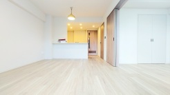 大きな開口部から明るい光が差し込むリビング。日中の室内の明るさがこの部屋の魅力です。
