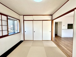 和室があるとやはりどこか心落ち着いてしまいます。客間としてもちょうど良い6帖。
