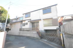 戸建てが立ち並ぶ静かな住宅街。四季折々の移り変わりを感じながら自然と楽しみ、暮らす、そんな毎日を日々の中で感じられる住環境
