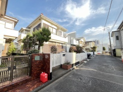 戸建てが立ち並ぶ静かな住宅街。四季折々の移り変わりを感じながら自然と楽しみ、暮らす、そんな毎日を日々の中で感じられる住環境
