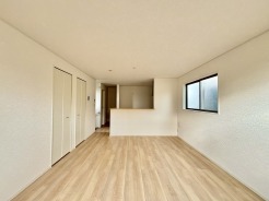 家族団欒のリビング。陽光差し込む食卓には家族の会話とスマイルが溢れます。いつまでもここで食卓を囲みたくなる、そう感じさせてくれるスペース。
