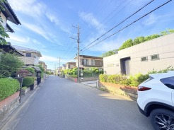 6m幅員の道路に面しておりお車の運転が苦手な方でも安心して出入りいただけます。
