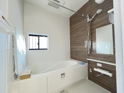 落ち着いた色味の浴室で1日の疲れをゆっくりと癒してください。
