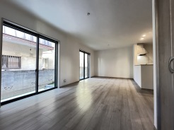 家族団欒のリビング。陽光差し込む食卓には家族の会話とスマイルが溢れます。いつまでもここで食卓を囲みたくなる、そう感じさせてくれるスペース。
