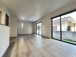 家族や友人、両親、親戚とこれから沢山の時間を紡ぐのだろう。そこを彩るのは窓から見える青い空、心地よい緑。そんなイメージが膨らむリビングスペース。
