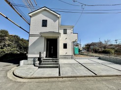 角地に面した解放感のある立地。